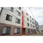 地下鉄「西18丁目」駅徒歩8分、共用玄関に防犯カメラ付きでセキュリティばっちり！